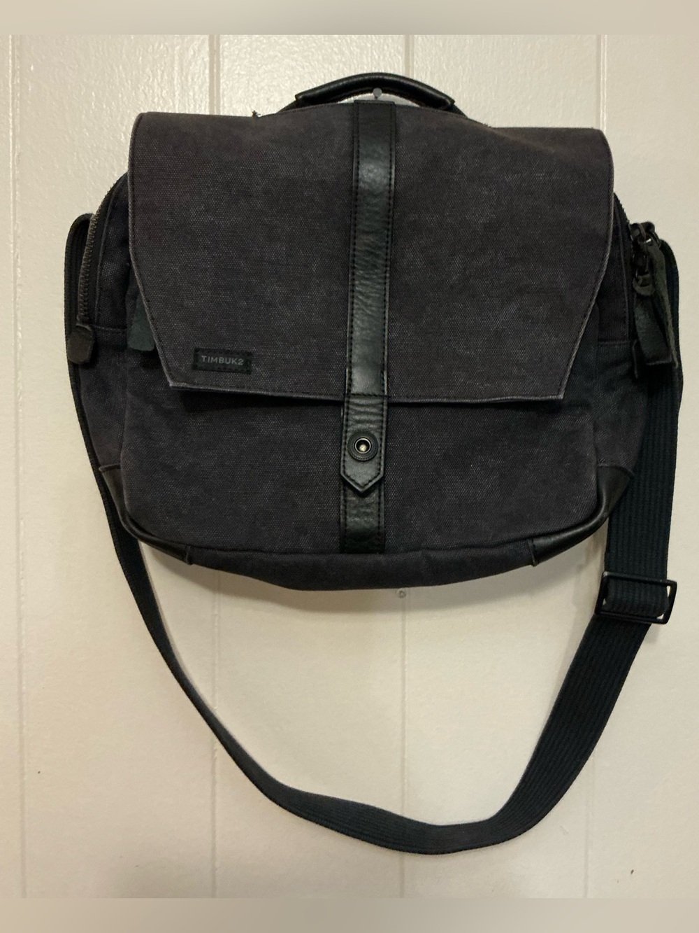 Timbuk2 Sunset satchel bag made from black cotton canvas with leather accents